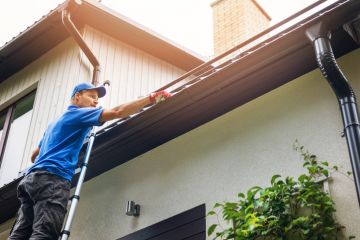 Cleaning gutter in Riviera Beach